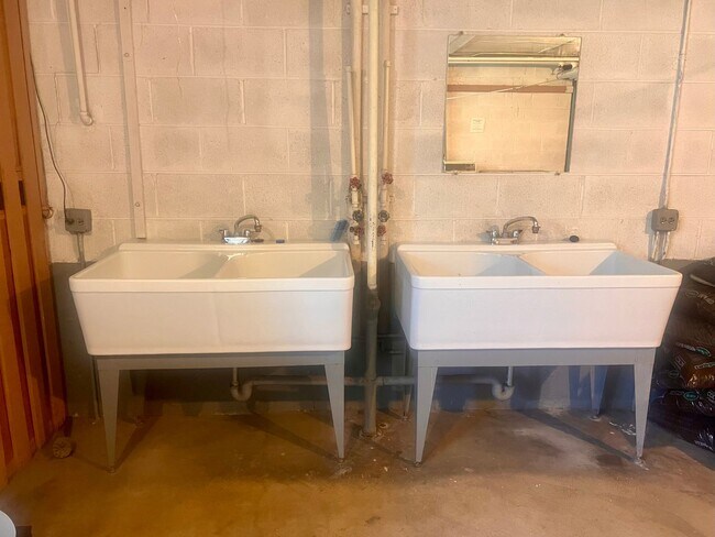 Building Photo - Charming Two Bedroom / 1.5 Bath