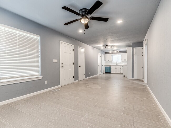 Building Photo - 14008 Gateway Dr