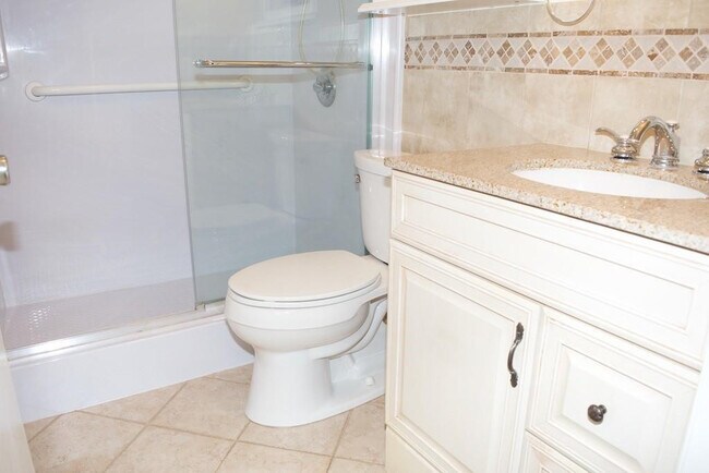 Building Photo - 5200 NE 24th Terrace