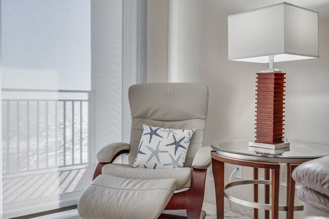 Building Photo - Direct Oceanfront Furnished Condo with Bre...