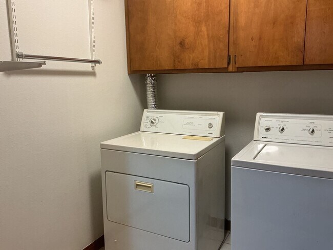 Building Photo - Los Caballeros #325