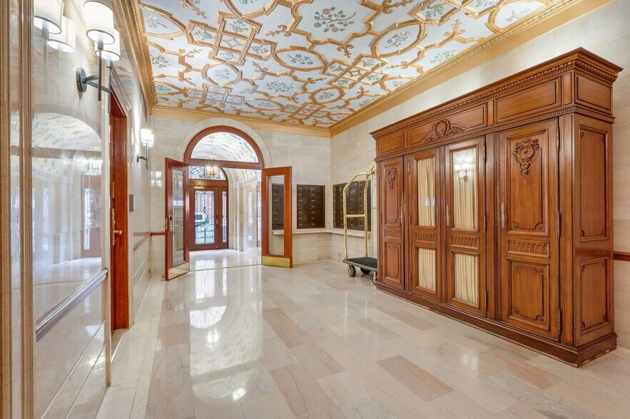 Building Photo - 151 E 80th St