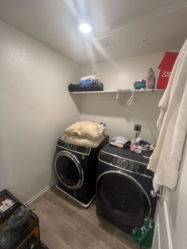 Building Photo - Comfortable Living in a Quiet Neighborhood...