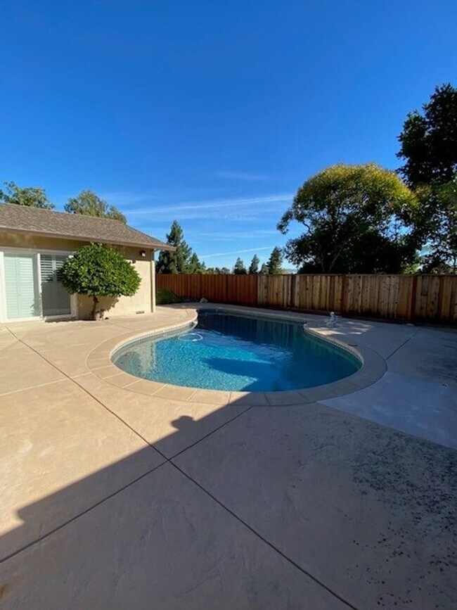 Building Photo - Beautiful Single Story Home Located in Ple...