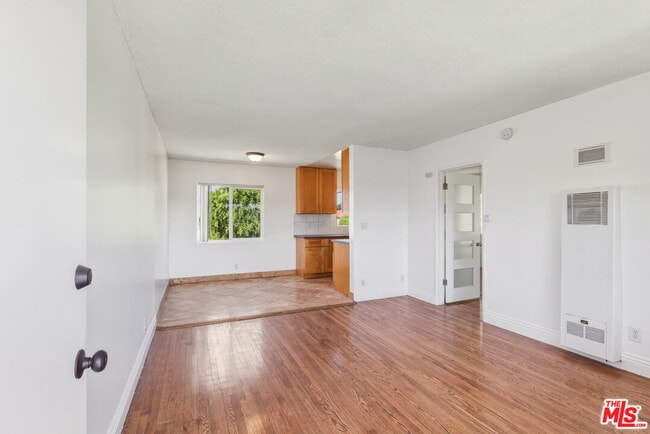 Building Photo - 5117 Crenshaw Blvd