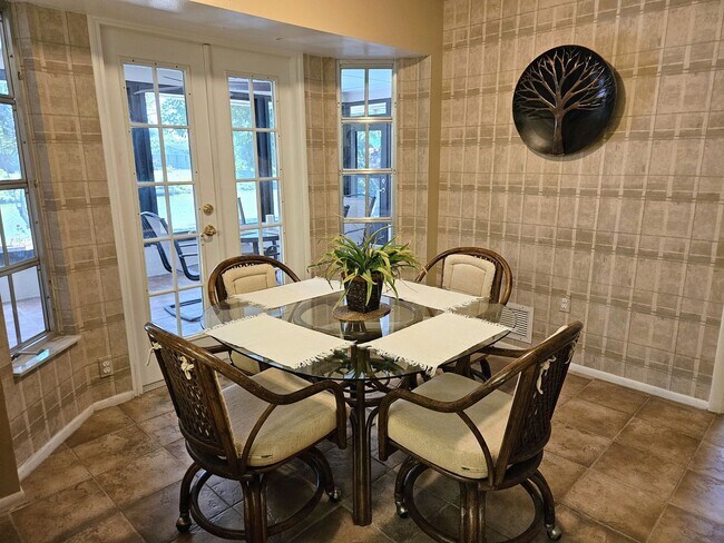 Building Photo - Seasonal Short-Term Single-Family Heated Pool Home located in Venice Gardens!