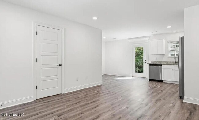 Building Photo - 913 Motsie Rd