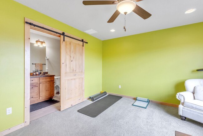 Building Photo - Furnished townhome w/ 2-car garage, backyard & EV charging