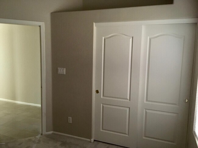 Building Photo - 528 E Cantebria Dr