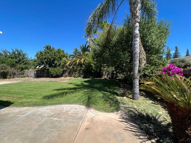 Building Photo - Large 4 bedroom located on a well maintained court!