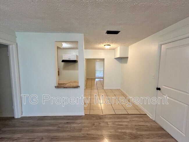 Building Photo - 6453 Burgundy Rd S