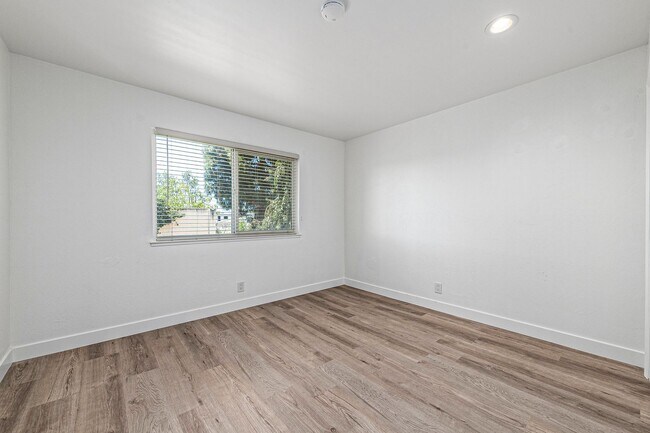 Building Photo - Upstairs 2 bedroom 1 bathroom Condo!
