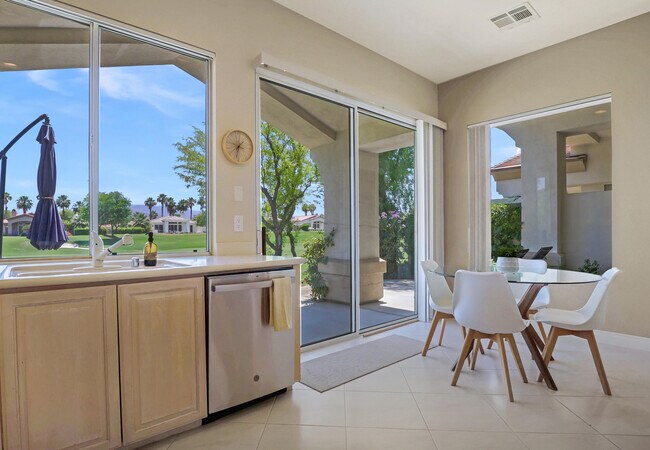 Building Photo - 425 Desert Holly Dr