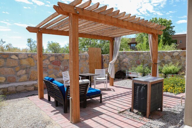 Building Photo - 2 Bed, 2 Bath Townhome
