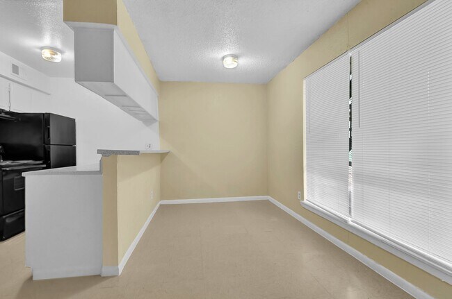 Building Photo - Make this charming studio your new home!
