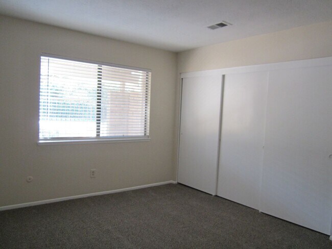 Building Photo - 2642 Laramie Rd