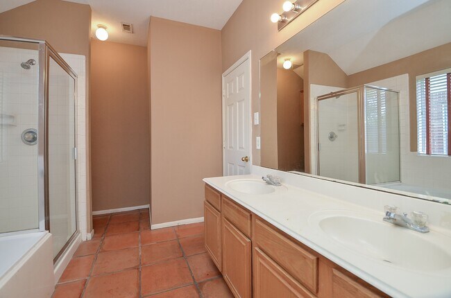 Building Photo - 17315 Kenton Crossing Ln