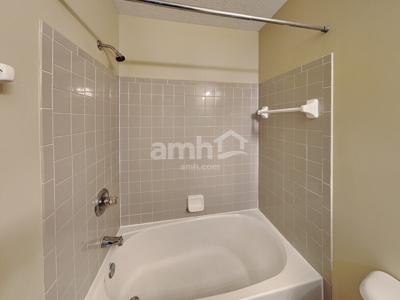 Building Photo - 7660 Farm Hill Dr