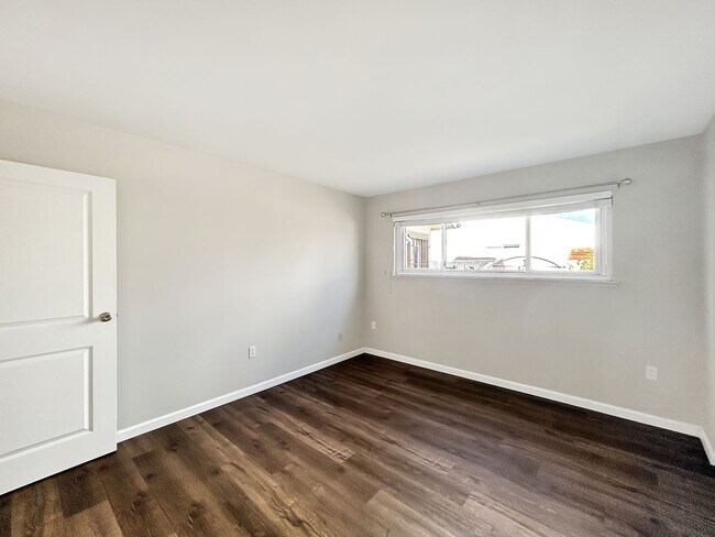 Building Photo - Beautiful 4BD/2BA W/ Attached Garage in Cl...