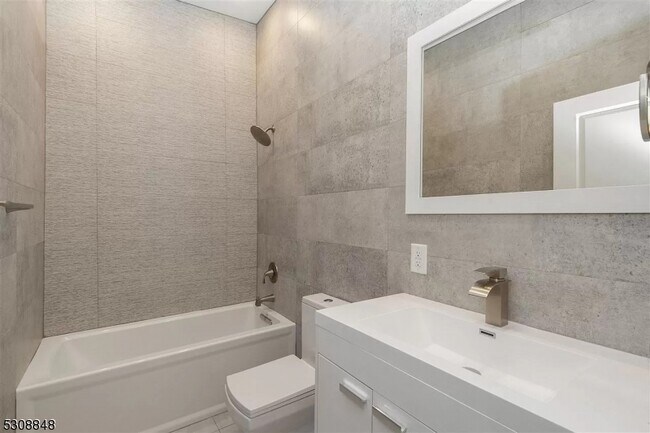 Building Photo - 5 W 19th St