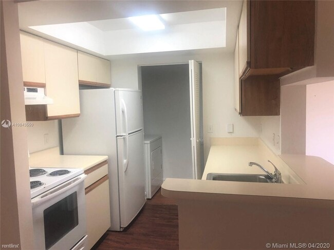 Building Photo - 2 br, 1 bath Condo - 8333 Pines Blvd