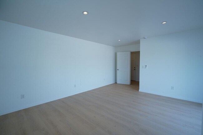 Building Photo - 1443 N Riverside Ave