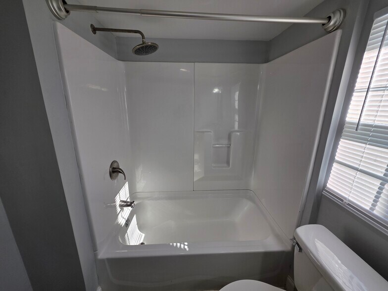 Building Photo - 2215 N Main St