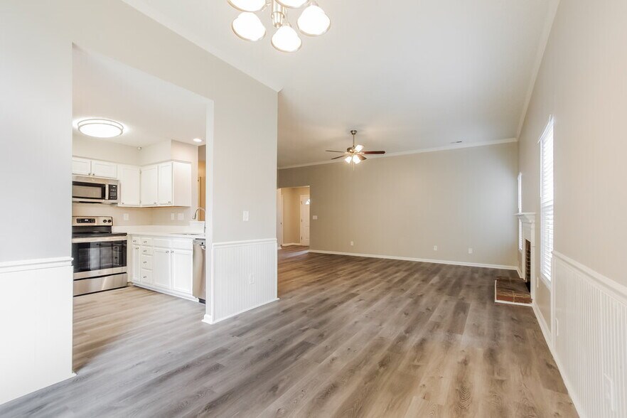 Building Photo - 9233 Oren Thompson Rd
