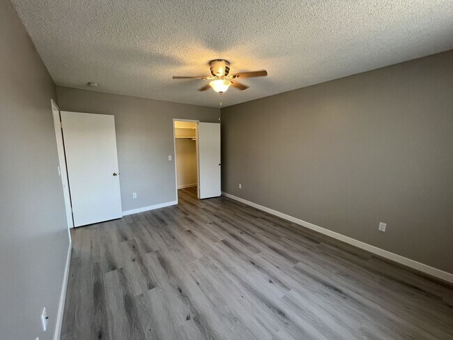 Building Photo - Delano