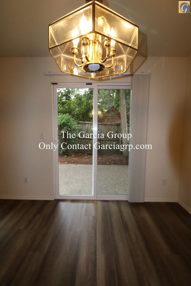 Building Photo - Great 4 bedroom 2.5 bathroom Single Family...