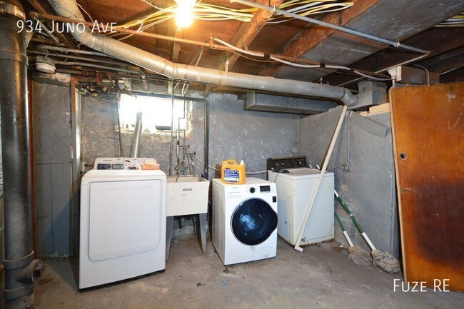 Building Photo - 934 Juno Ave