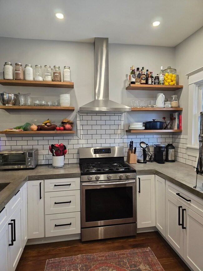 Building Photo - Updated HISTORICAL Downtown Home w/fenced ...