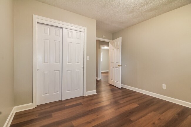 Building Photo - 305 Maple Dr