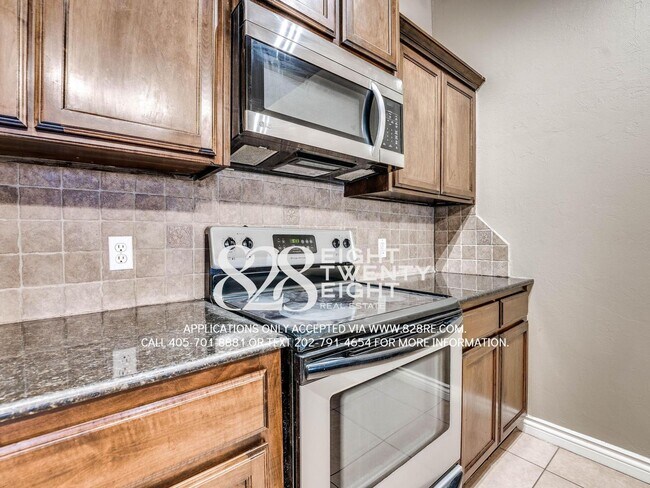 Building Photo - NEW TO THE MARKET!  Spacious 4 Bed/2 Bath Near very Close to Campus!!