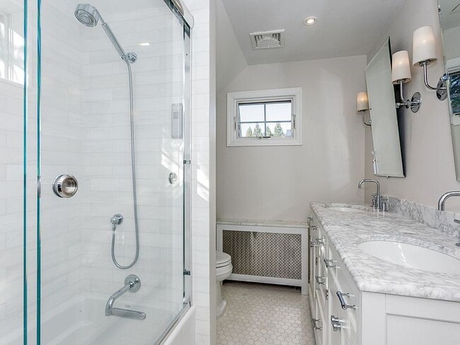 Building Photo - 4-Bed Oasis in Old Greenwich - Spacious 1,829 Sq Ft with 2 Full Baths!"