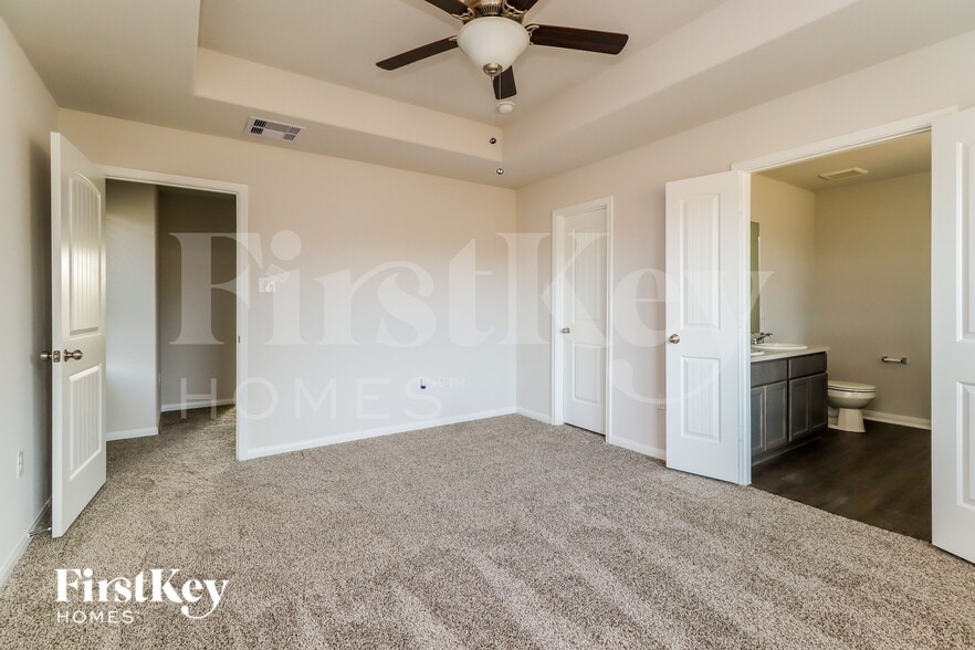 Building Photo - 14705 Country Club Dr