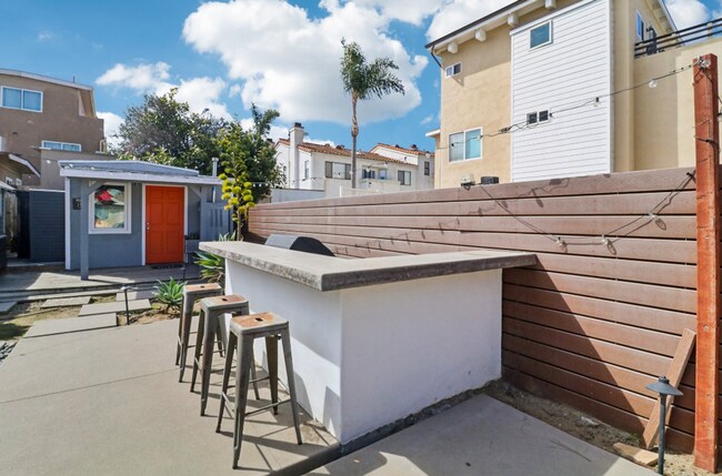 Building Photo - Experience Coastal Living -  Charming Studio Cottage Just a Stroll from Ocean Beach!