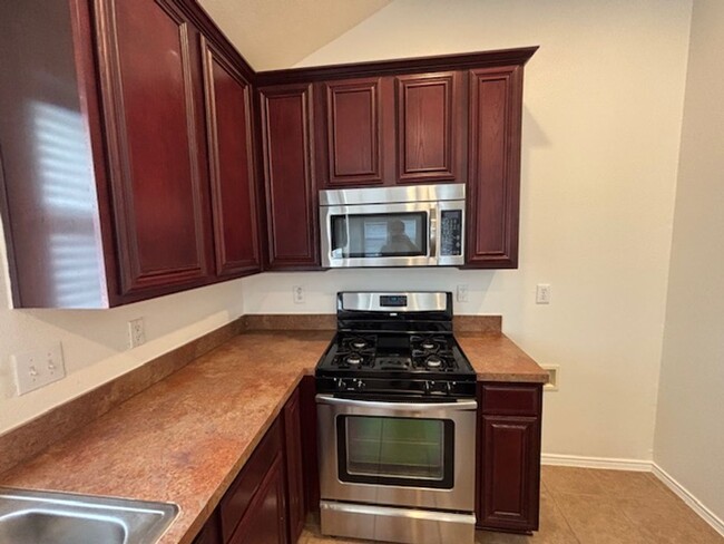 Building Photo - Cute 3 bedroom