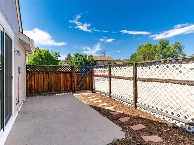 Building Photo - 1424 S Sierra Dr