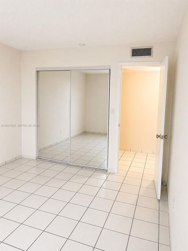 Building Photo - 310 Fontainebleau Blvd
