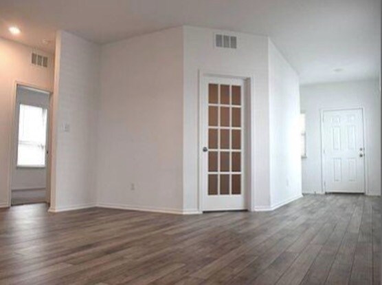 Building Photo - 217 English Oak St
