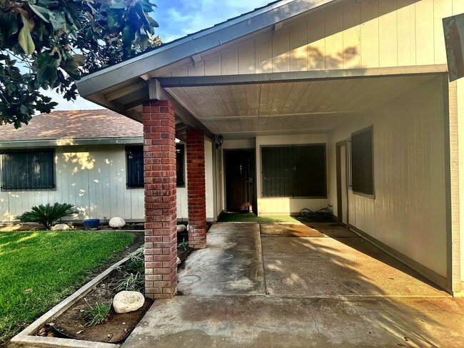 Building Photo - 570 N Lemona St