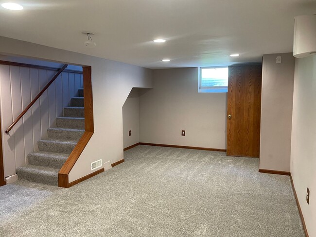 Building Photo - Charming Bungalow Available - Walk To Sout...