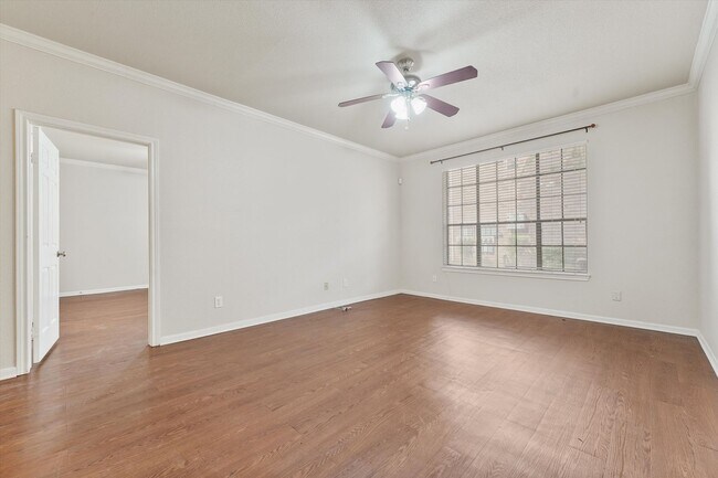 Building Photo - A perfect blend of comfort and convenience!