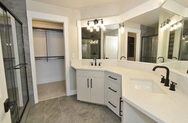 Building Photo - Immaculate Single-Level Home