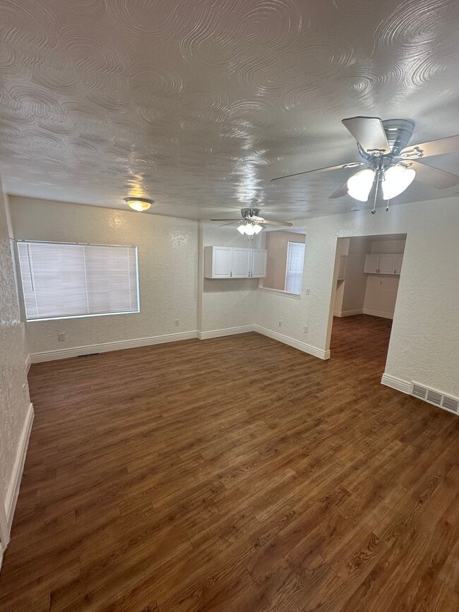 Building Photo - Charming 2 Bedroom House!