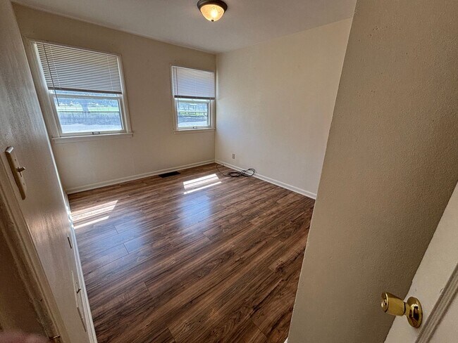 Building Photo - 910/914 S King St Duplex