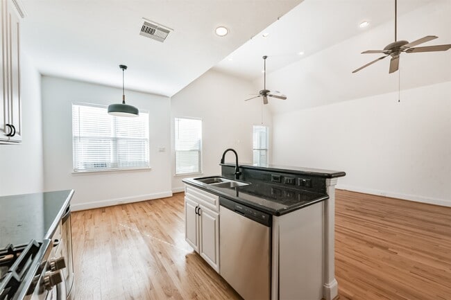 Building Photo - 340 Cage St