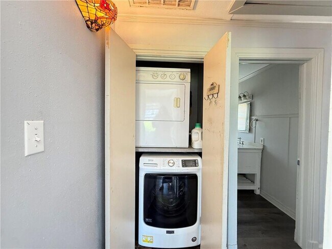 Building Photo - 628 Radiance Ave