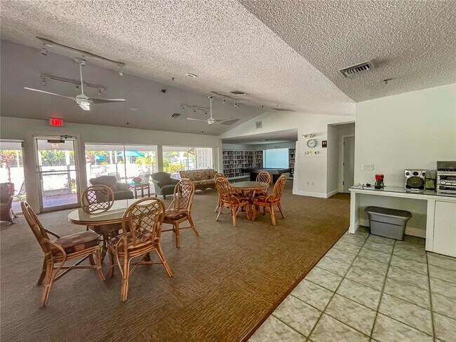 Building Photo - 5060 Village Garden Dr